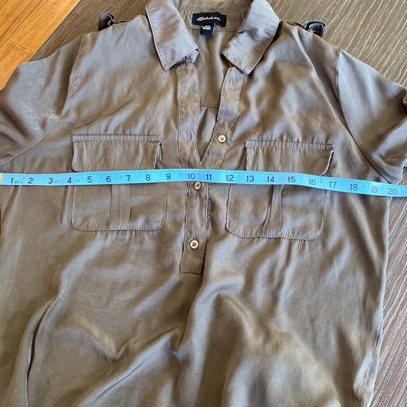 Ladies sage green tunic by Seductions in size medium. Silky feel. - Picture 6 of 7